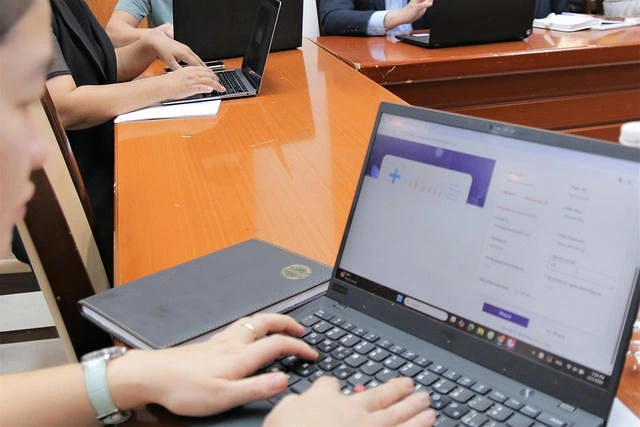 Chính sách tiếp nhận hồ sơ trực tuyến.